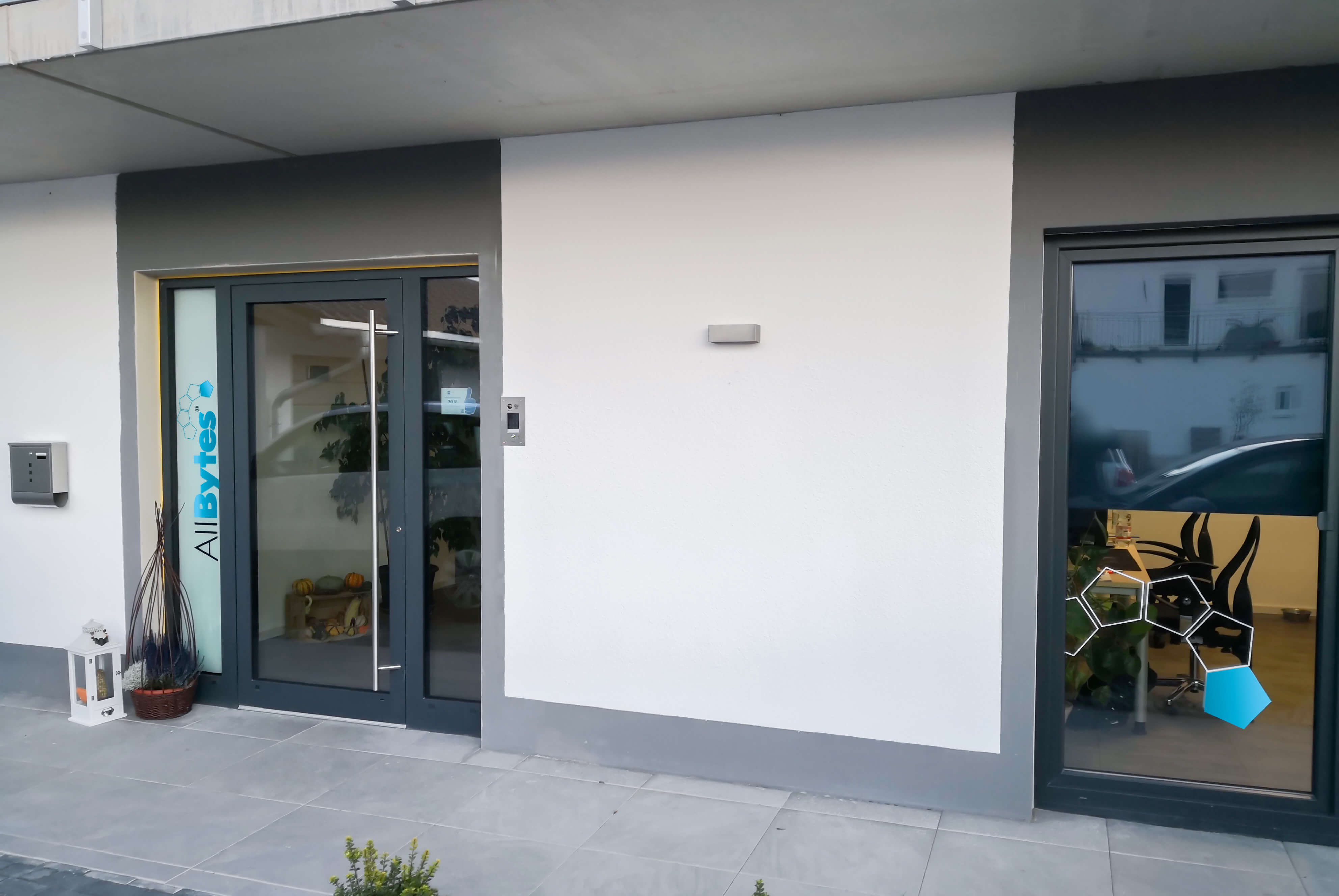 Aussenbeschriftung und Beklebung Büro