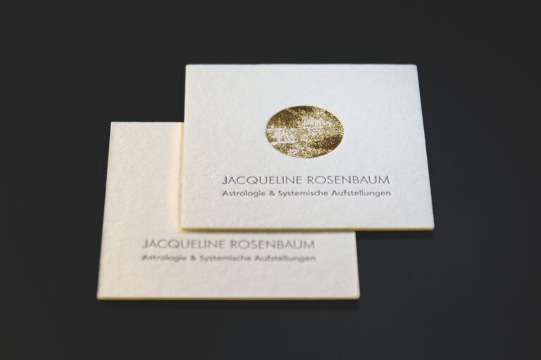Visitenkartengestaltung mit partiellem Goldprägedruck, Letterpress in Volltonfarben und Goldschnitt auf Baumwollkarton.